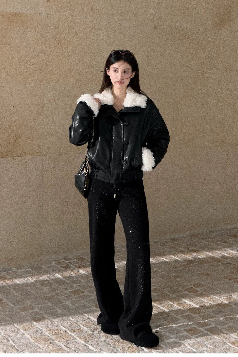 Kurze Jacke aus strukturiertem Leder mit Stehkragen