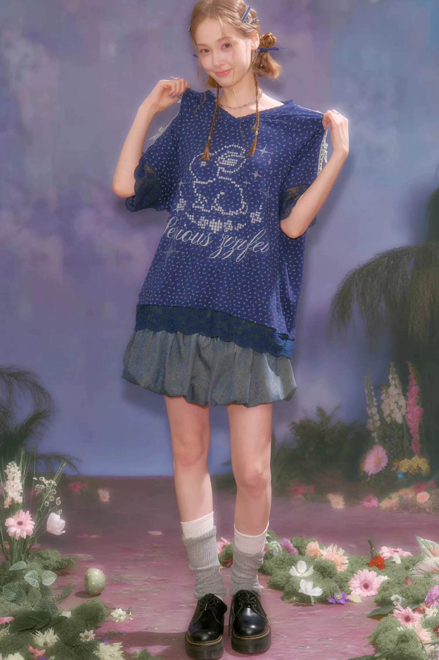 Tee-shirt bleu foncé en dentelle florale à col en V