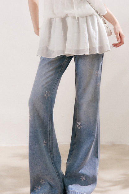 Jean en denim bleu avec fleur à cinq pétales en strass