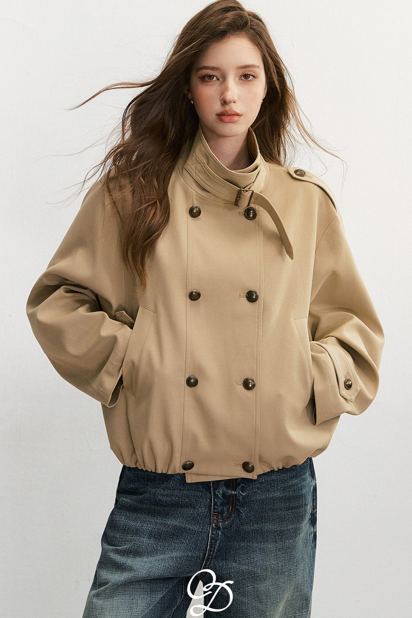 Khakifarbener zweireihiger Trenchcoat