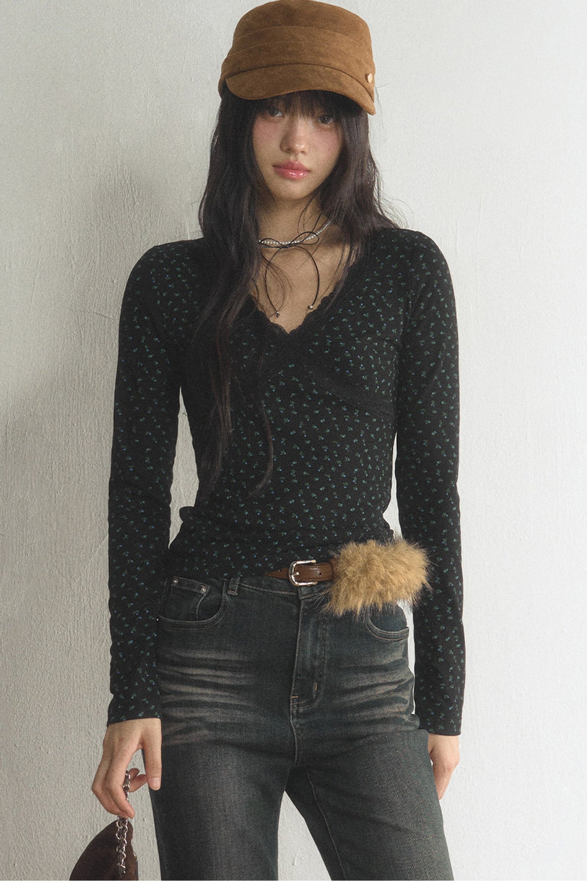 Top interior floral de encaje con cuello en V y mangas largas