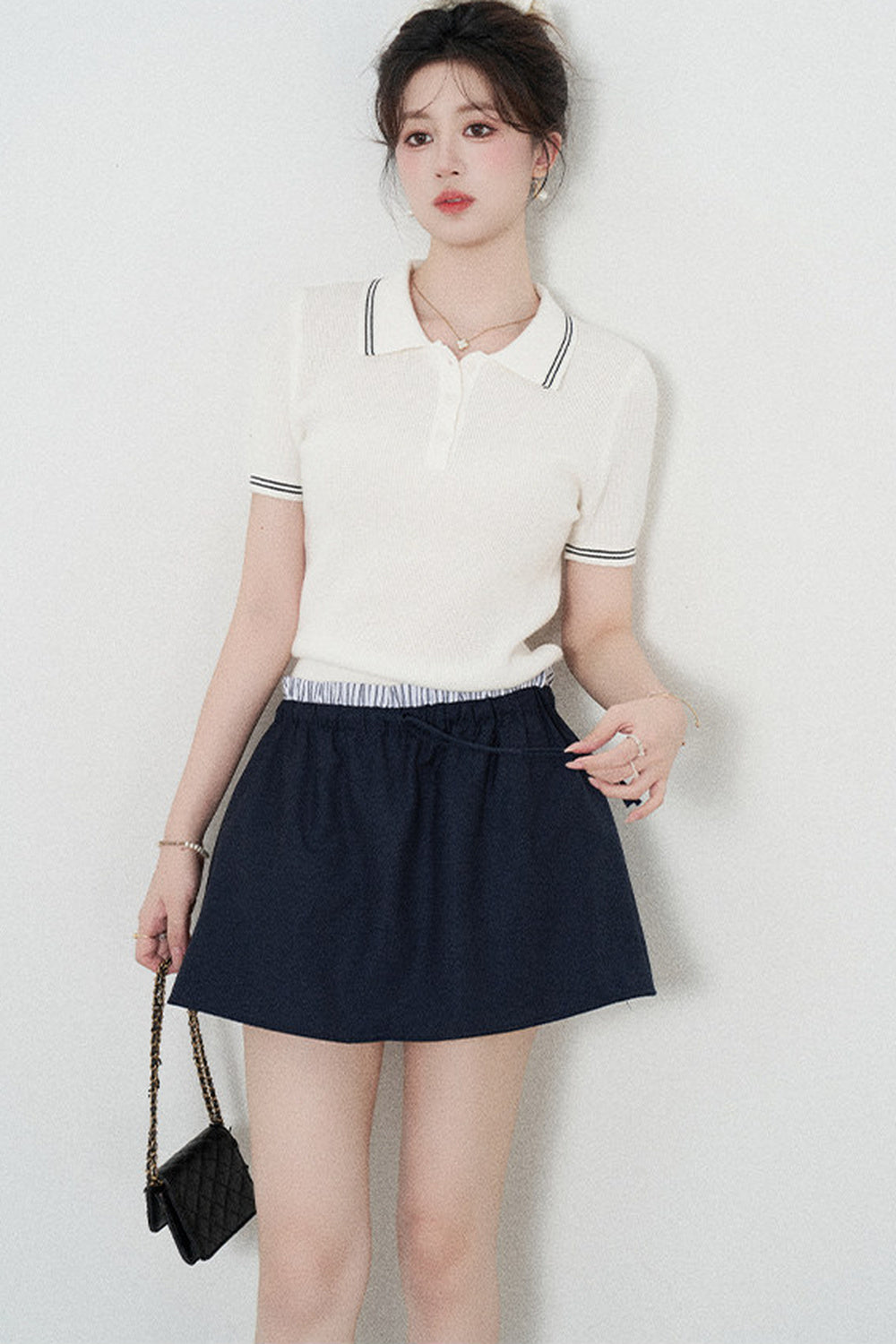Ensemble tee-shirt polo en tricot blanc à manches courtes et jupe