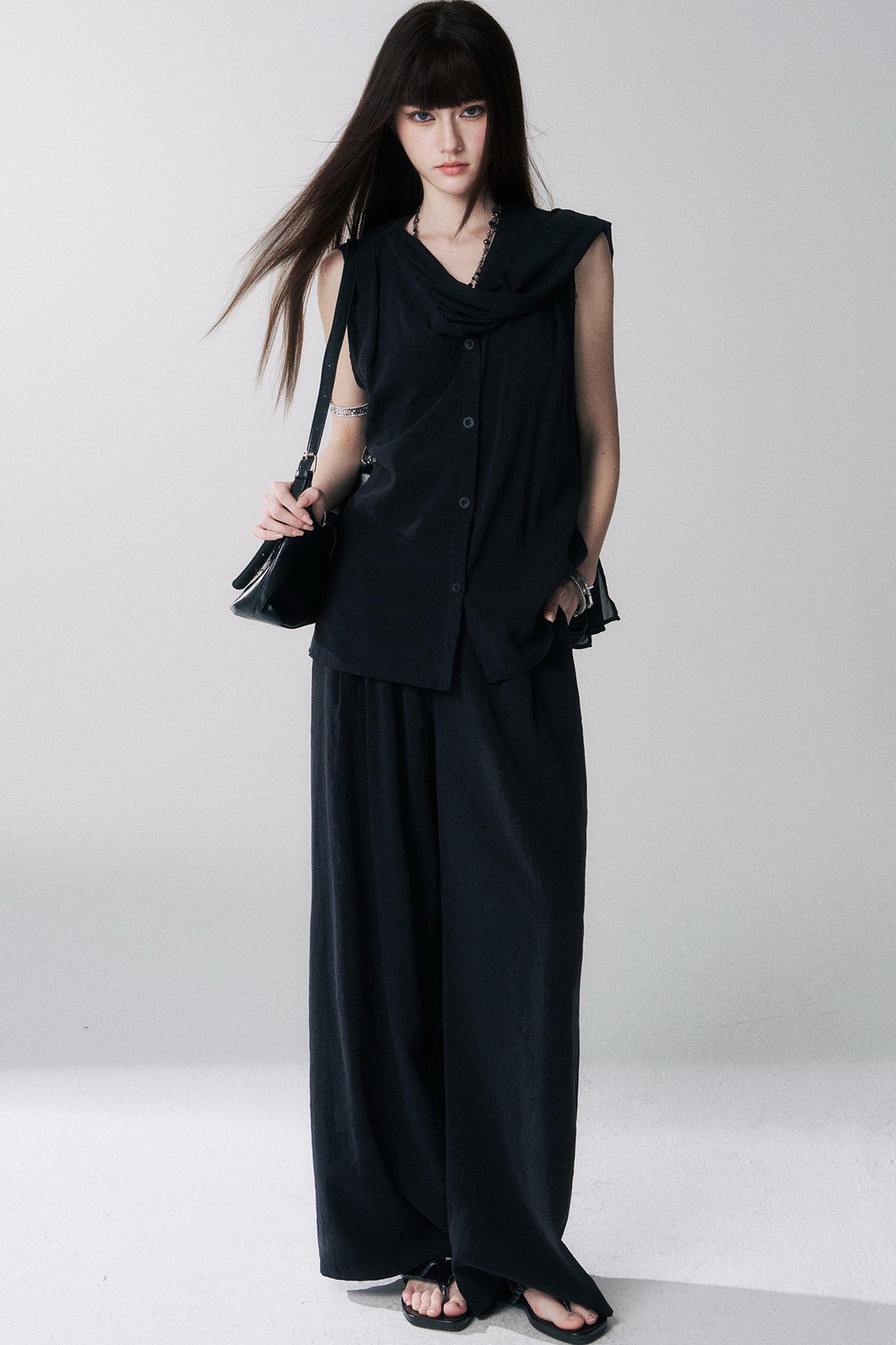 Completo coreano con maglia nera senza maniche