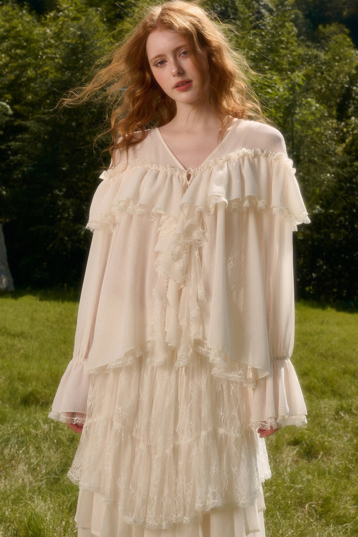 Ensemble avec haut en dentelle à col V et jupe à volants