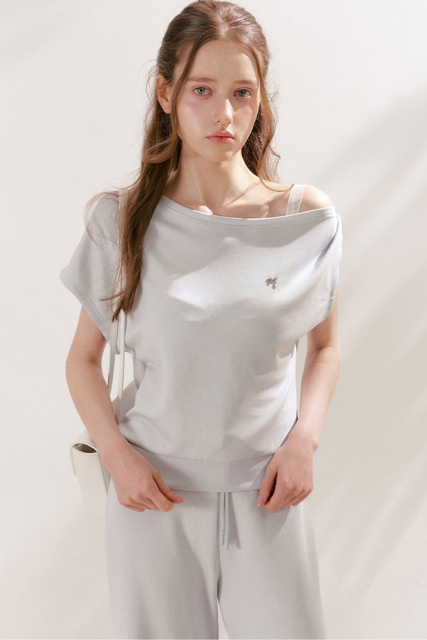 Conjunto de camiseta asimétrica y pantalones de capa de aire
