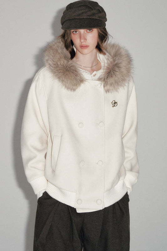 Weiße Wolljacke mit Kapuze und großem Pelzkragen