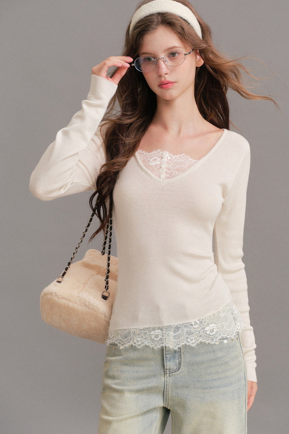 T-shirt in maglia a coste con scollo a V e strati effetto pizzo