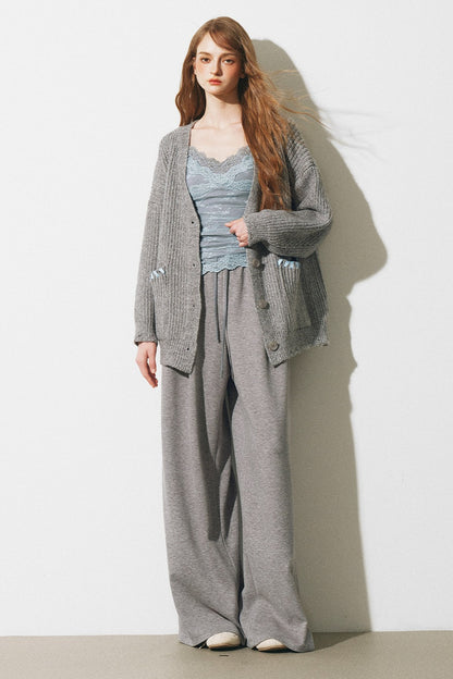 Completo giacca, gilet con bordi in pizzo e pantaloni ampi a maglia