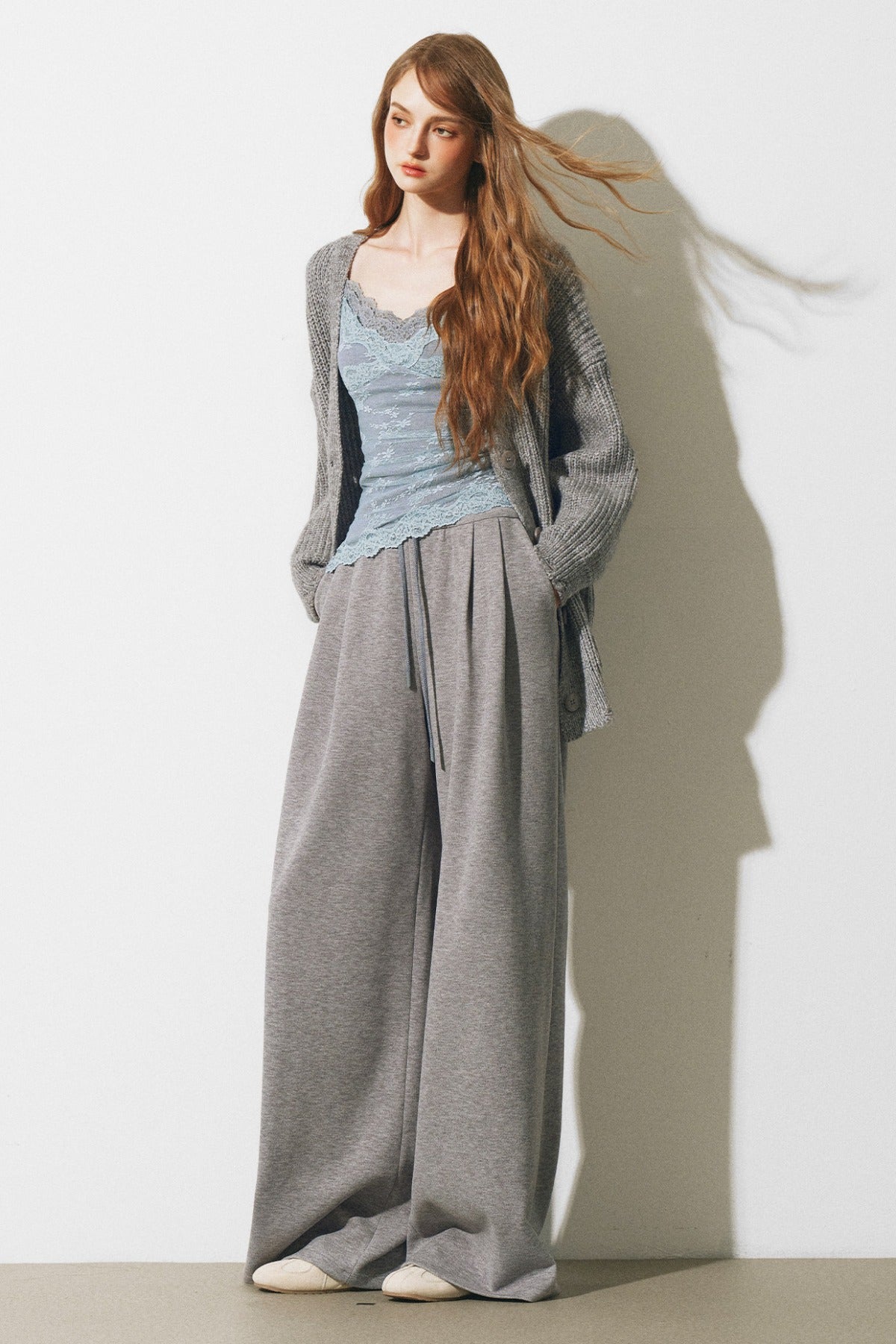 Completo giacca, gilet con bordi in pizzo e pantaloni ampi a maglia