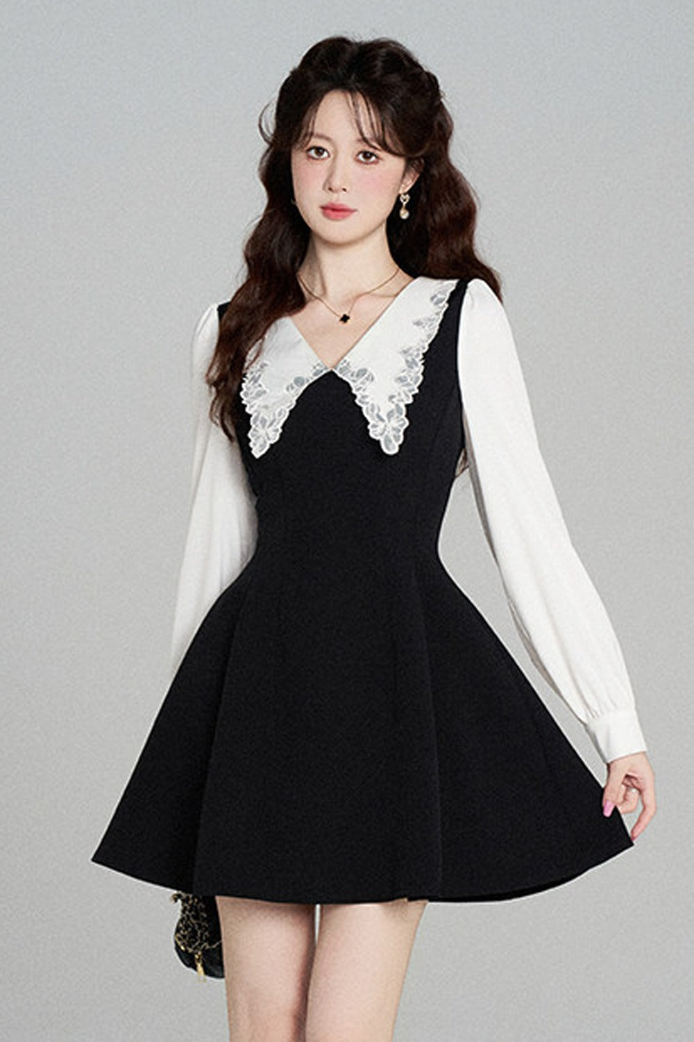 Schwarzes A-Linien-Kleid mit Bubikragen und tailliertem Schnitt
