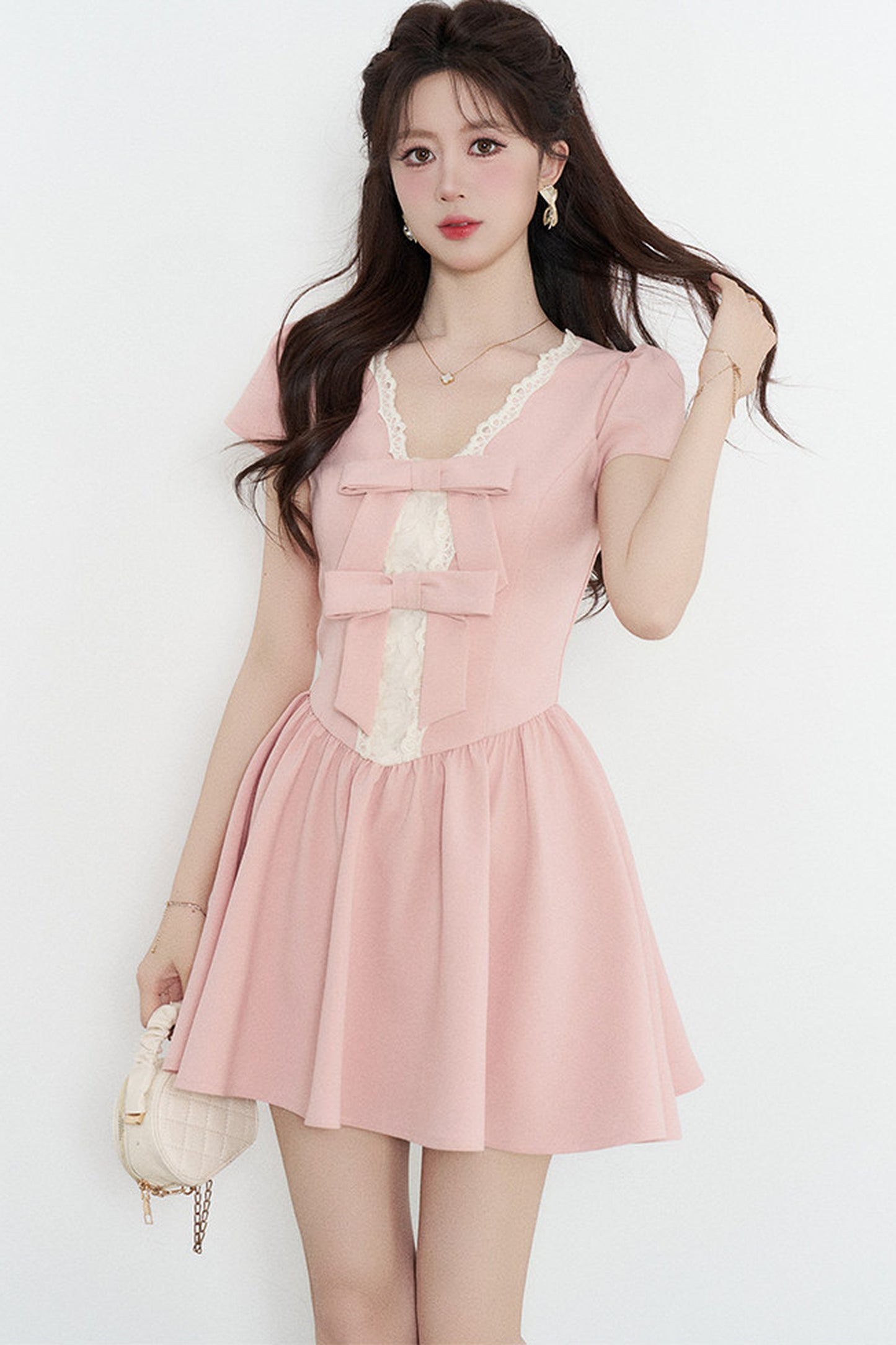 Rosa Spitzenkleid mit V-Ausschnitt