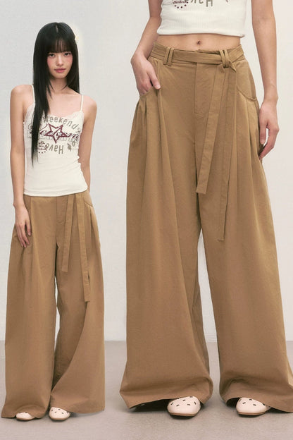 Pantalones caqui de pierna ancha con cintura anudada