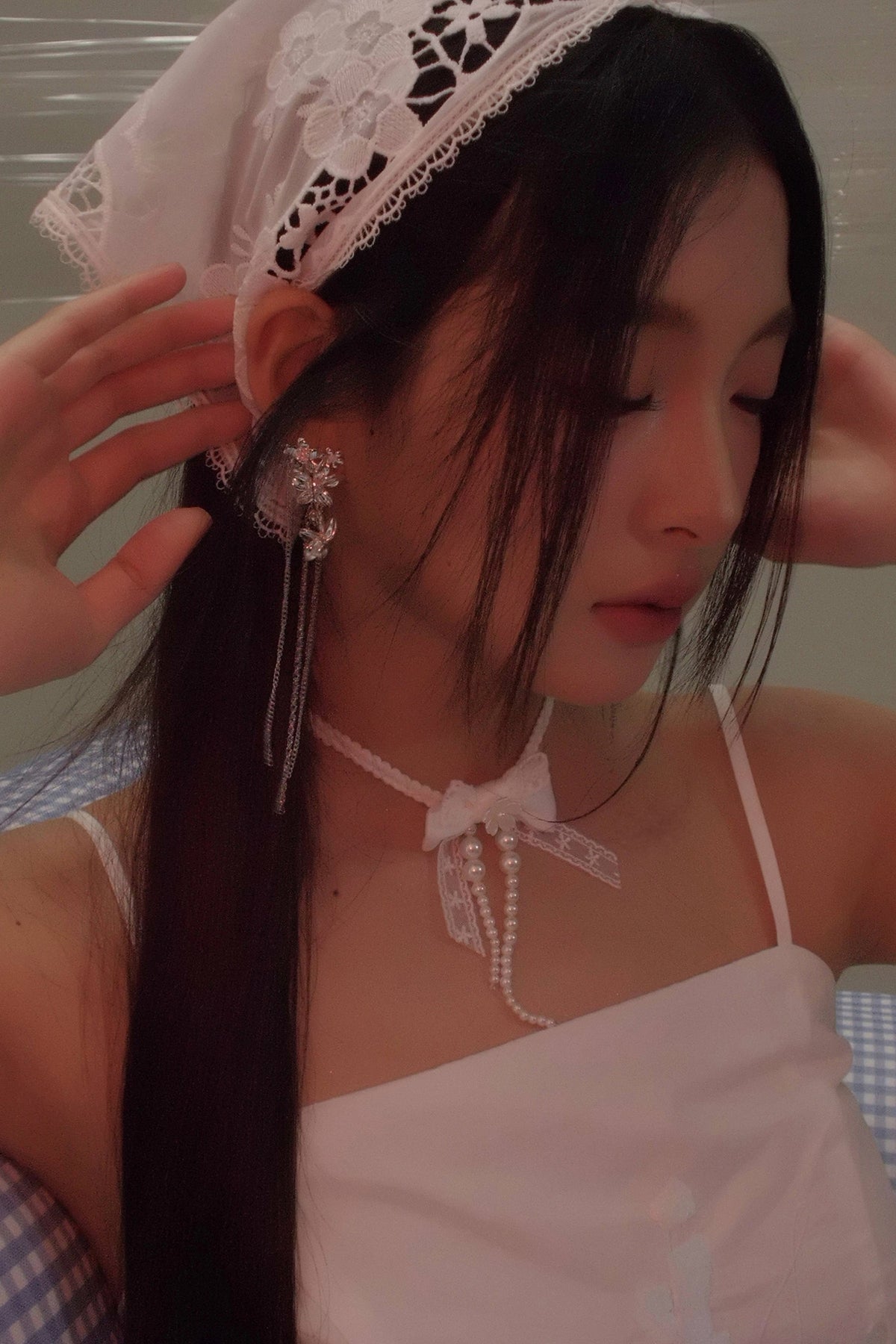 Weiße Choker-Halskette mit Spitzenschleife und Perlenband