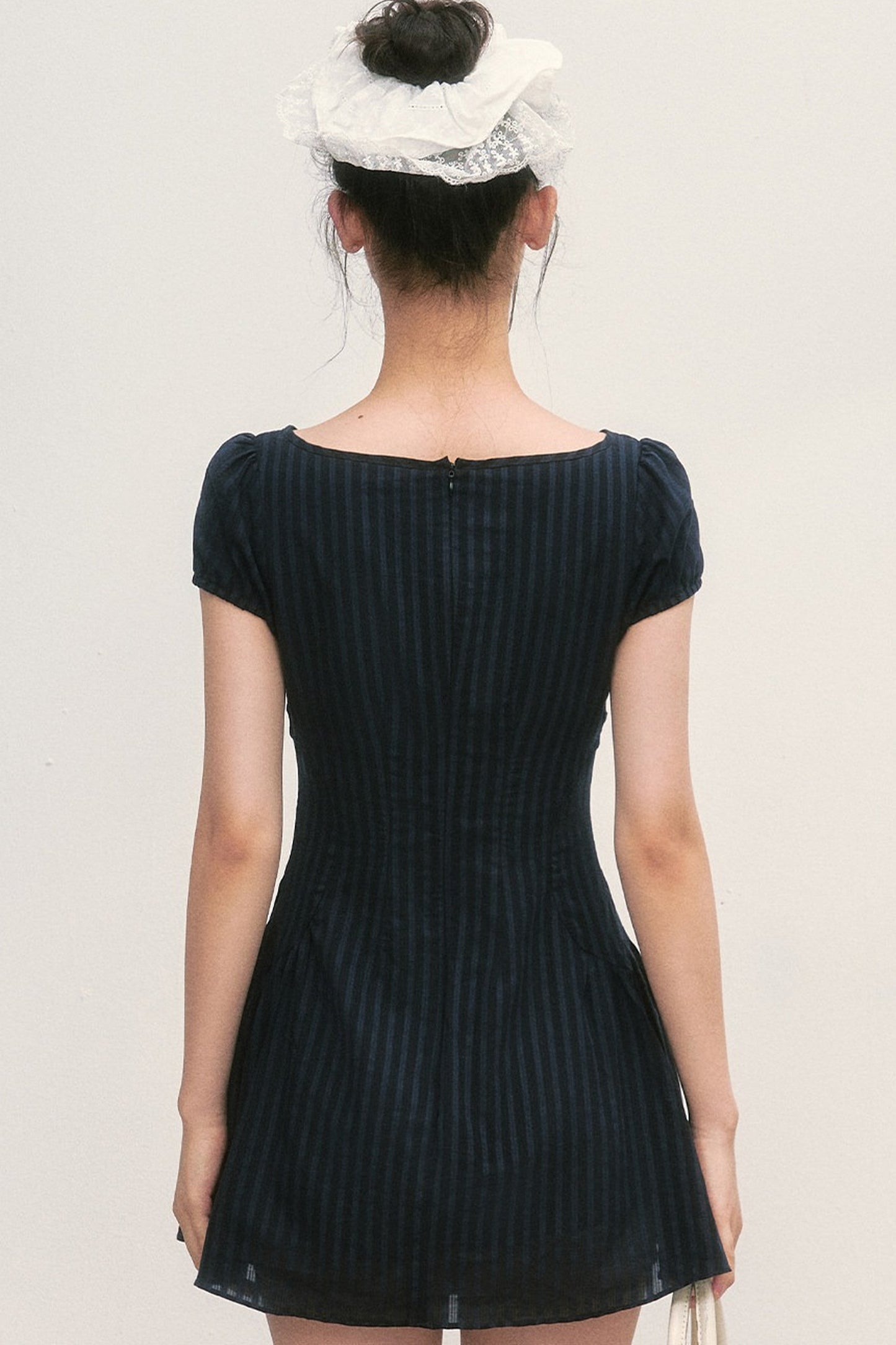 Vestido de línea A a rayas con mangas abullonadas