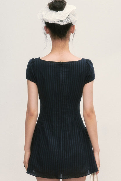 Vestido de línea A a rayas con mangas abullonadas