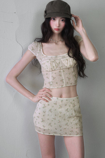 Kurzärmeliges Crop-Top mit Blumenmuster und eckigem Ausschnitt und hüftbetonter Rock im Set