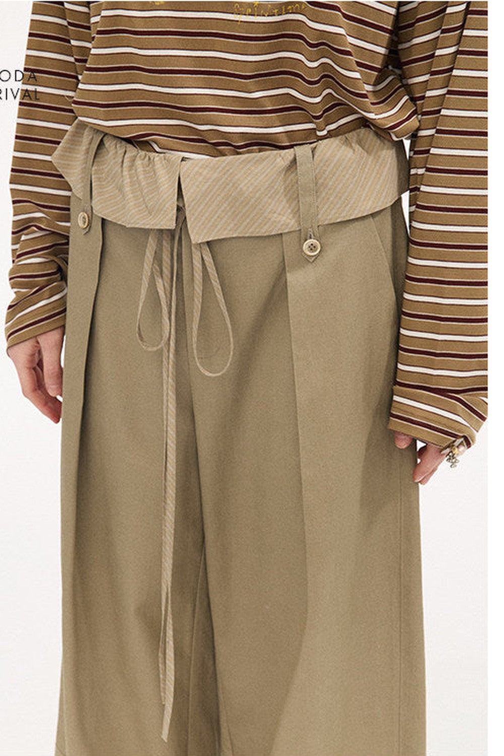 Pantalon droit à rayures et empiècements