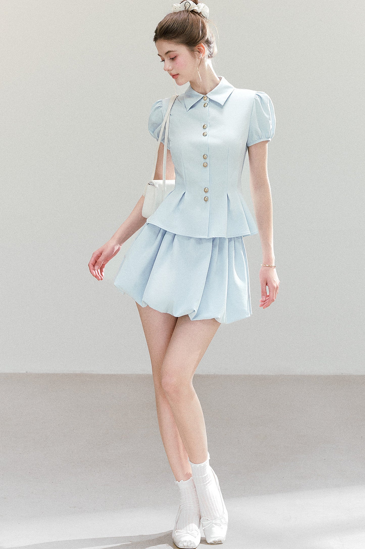 Completo camicia a maniche a sbuffo e gonna azzurro chiaro