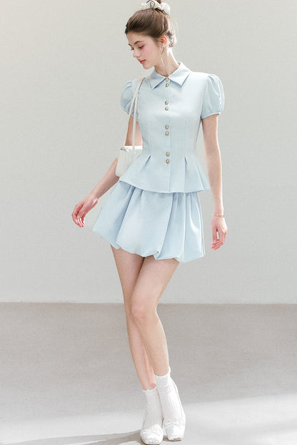 Completo camicia a maniche a sbuffo e gonna azzurro chiaro