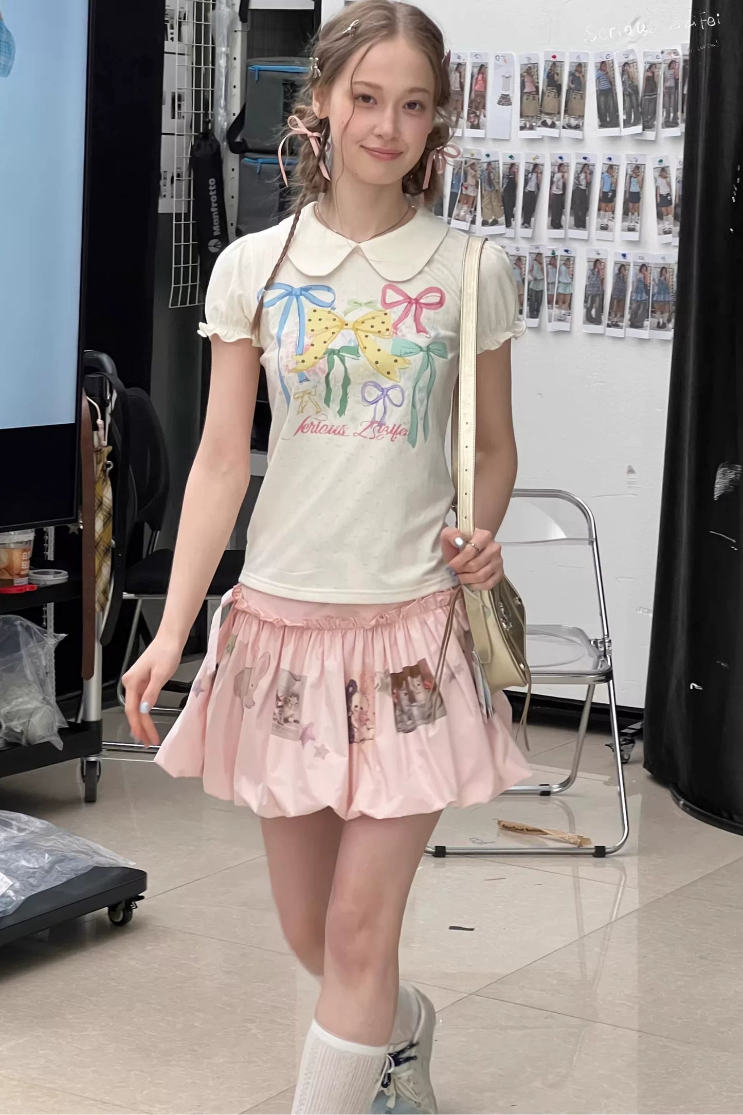 T-shirt bianca con maniche a sbuffo e stampa con fiocchi