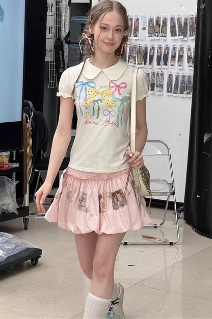 T-shirt bianca con maniche a sbuffo e stampa con fiocchi