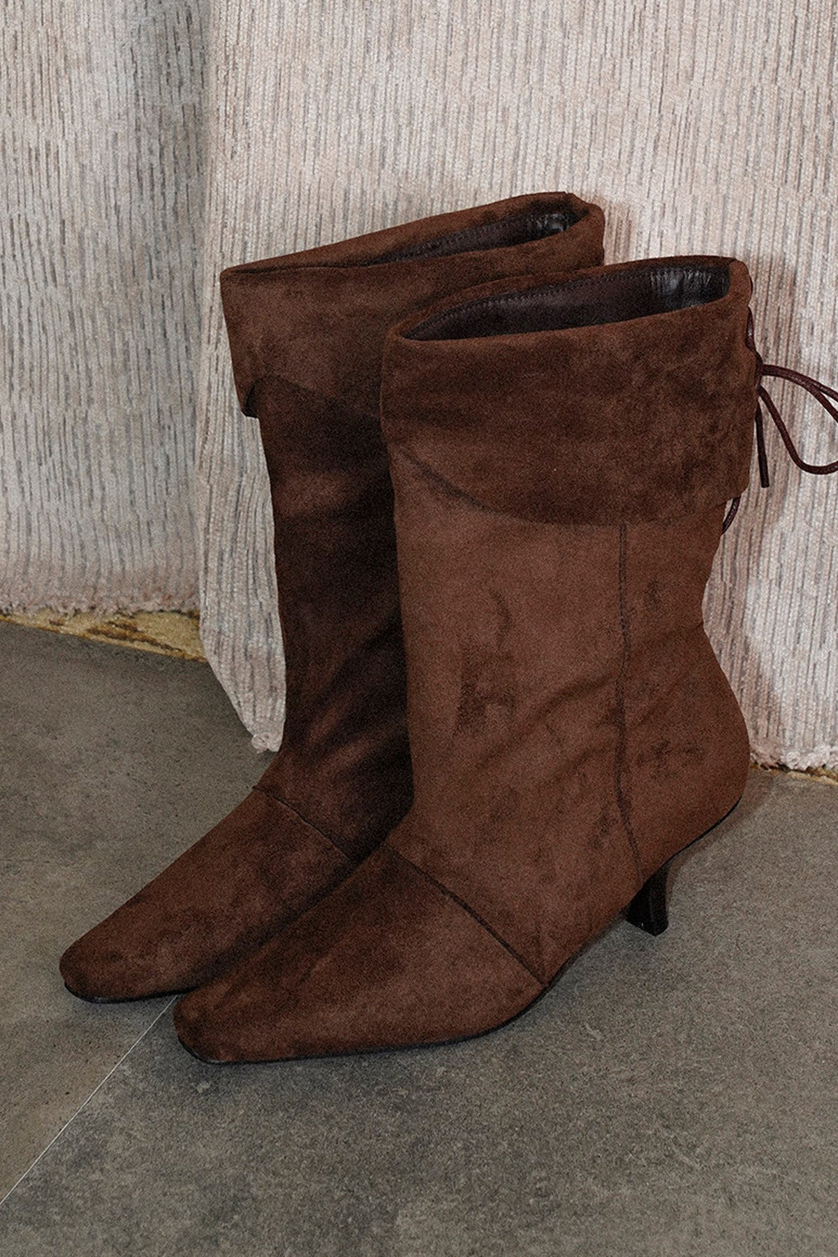 Faltbare, spitz zulaufende Stiefel mit Absatz und gerafftem Schaft