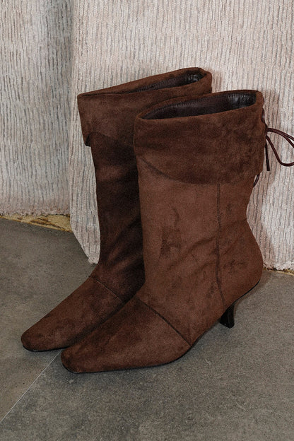 Faltbare, spitz zulaufende Stiefel mit Absatz und gerafftem Schaft