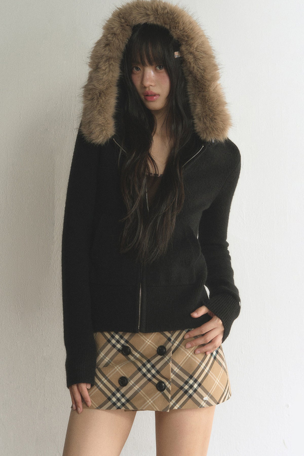 Große Strickjacke mit Pelzkapuze