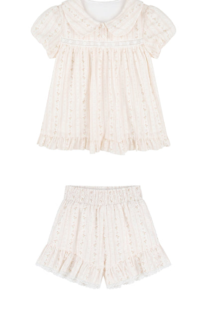 Completo con blusa a fiori con maniche a sbuffo e colletto tondo e pantaloncini