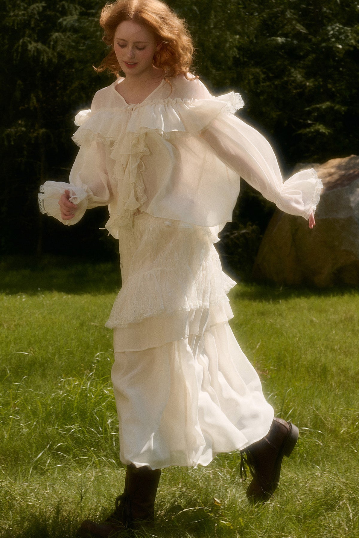 Ensemble avec haut en dentelle à col V et jupe à volants