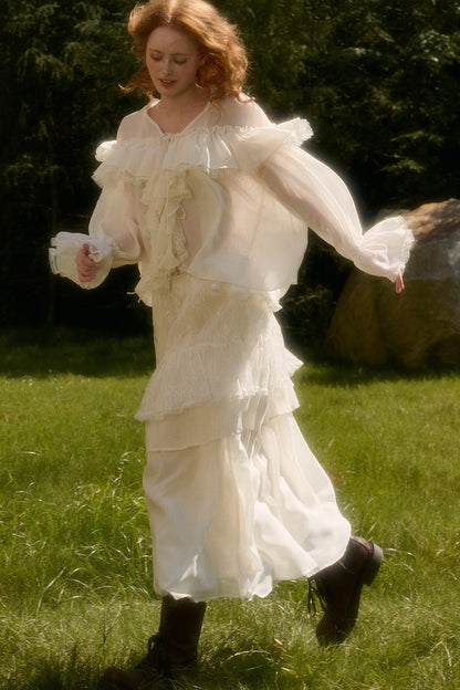 Ensemble avec haut en dentelle à col V et jupe à volants