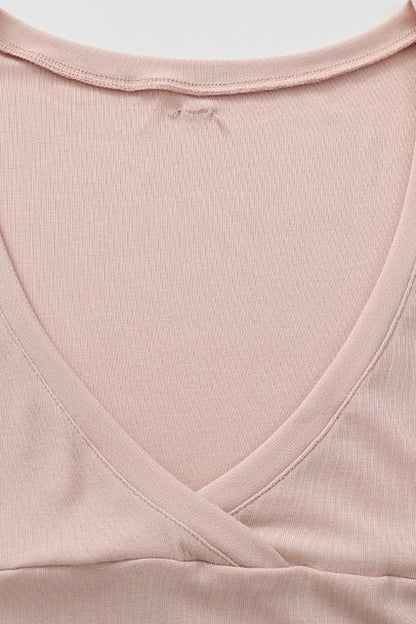Rosa V-Ausschnitt-Top im Lagenlook und gestreiftes Camisole-Set