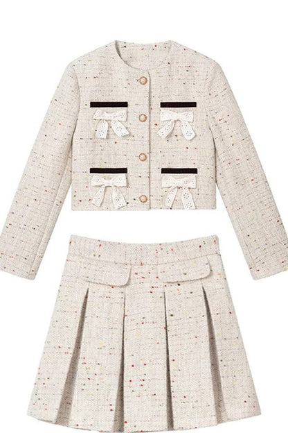 Completo con giacca in tweed di lana e gonna plissettata
