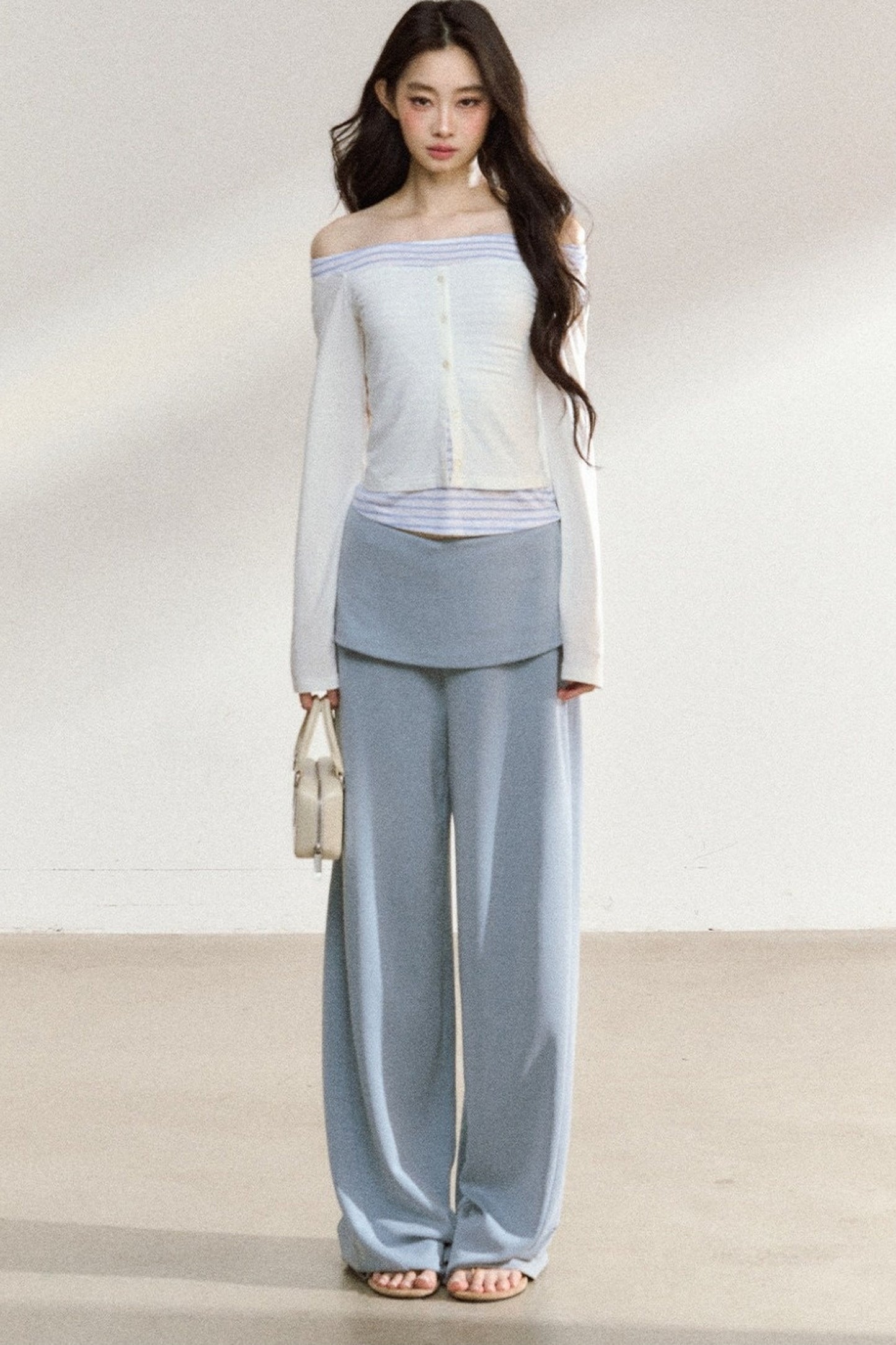 Completo con top a maniche lunghe con spalle scoperte e pantaloni ampi