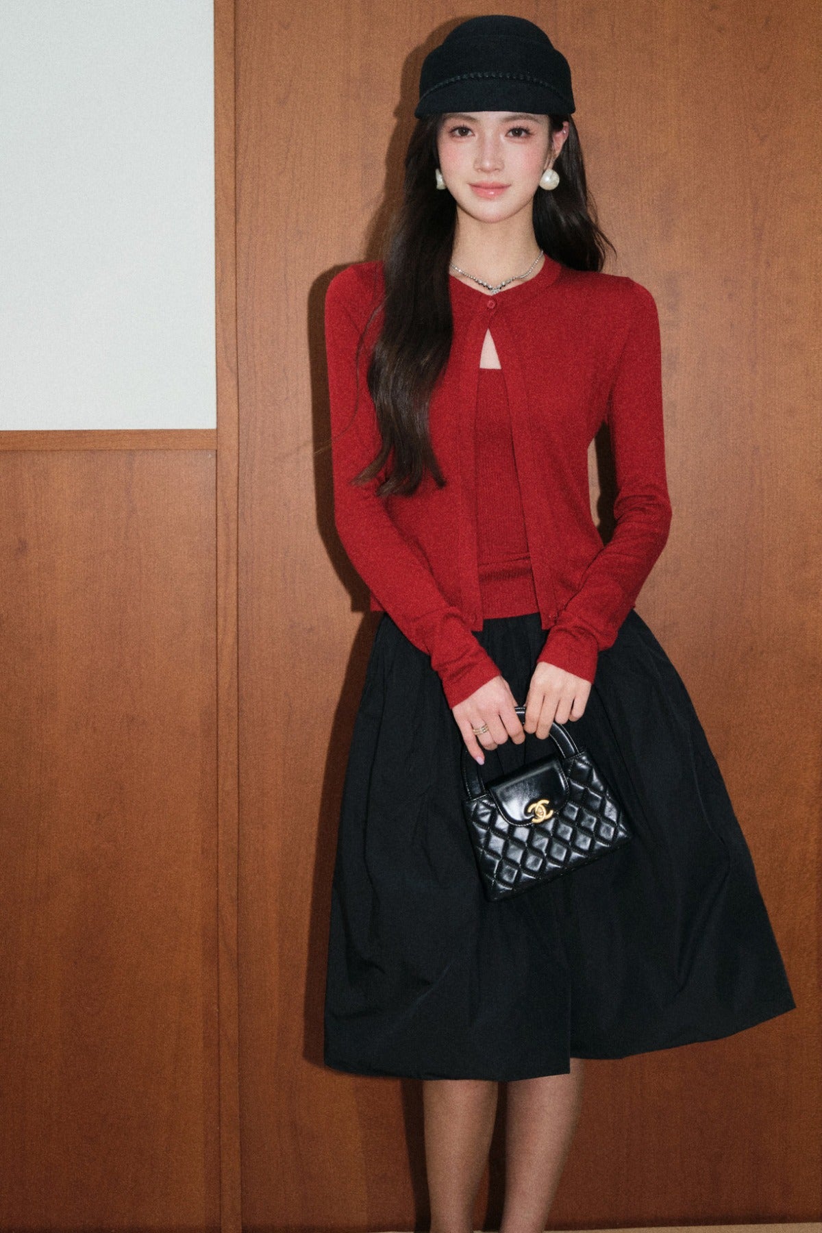 Set aus roter Strickjacke und schwarzem Rock