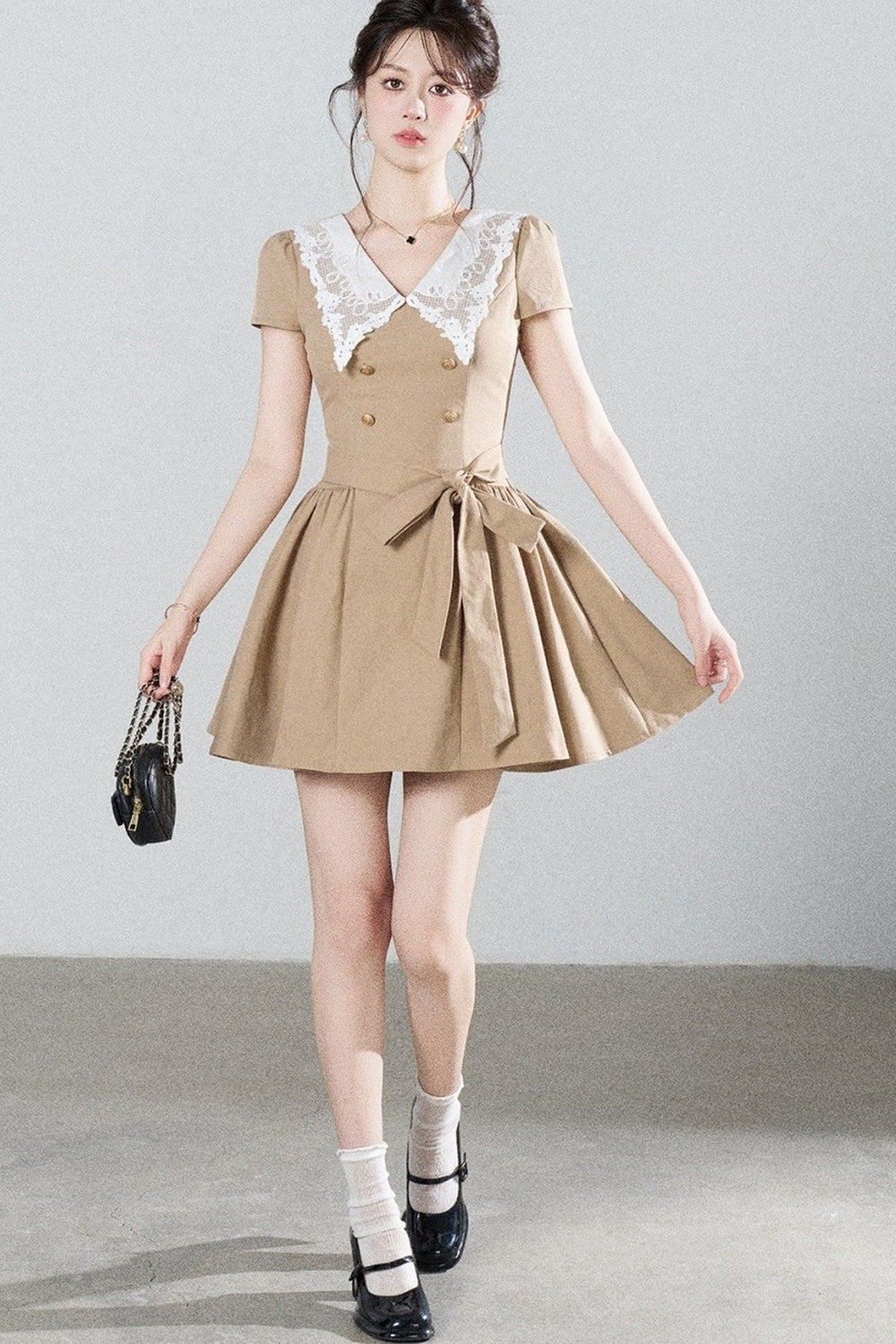 Spitzenkleid in A-Linie mit Bubikragen