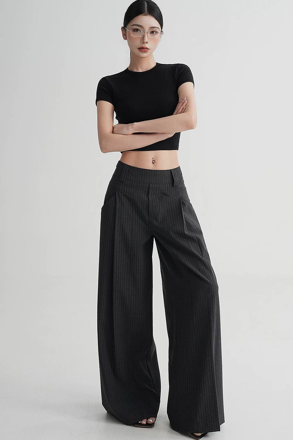 Hoch taillierte gestreifte Hose mit weitem Bein