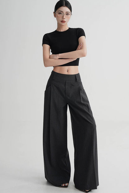 Hoch taillierte gestreifte Hose mit weitem Bein