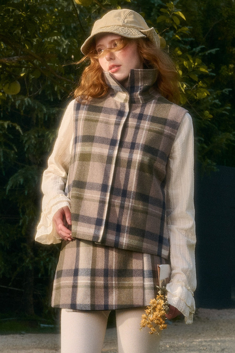 Ensemble avec cape à carreaux amovible, gilet et jupe trapèze