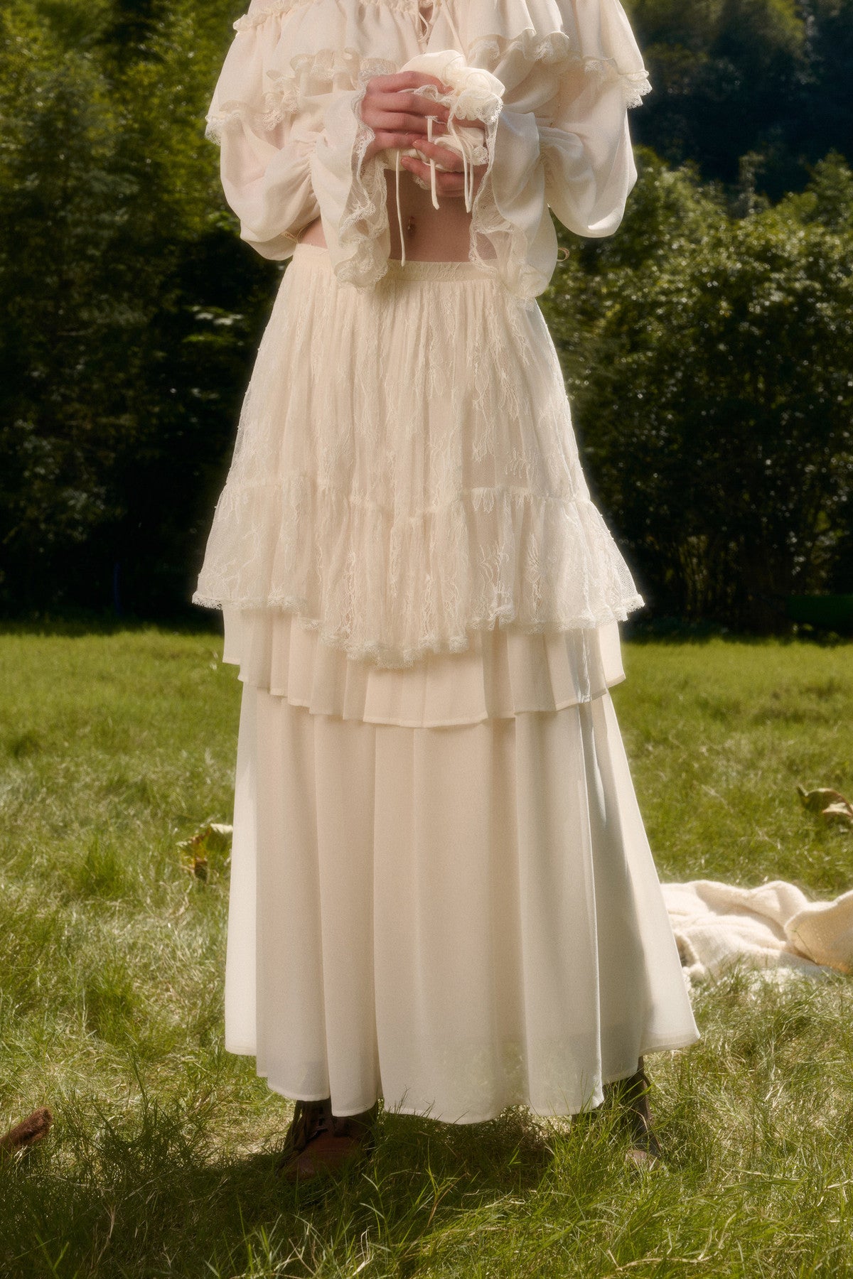 Ensemble avec haut en dentelle à col V et jupe à volants