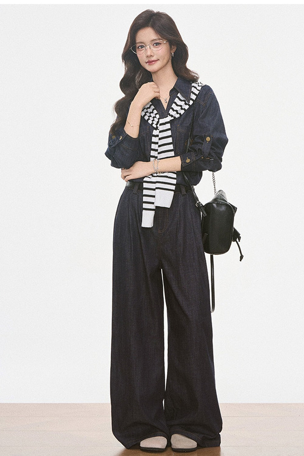 Set aus Jeansoptik-Hemd, weiter Hose und Jacke