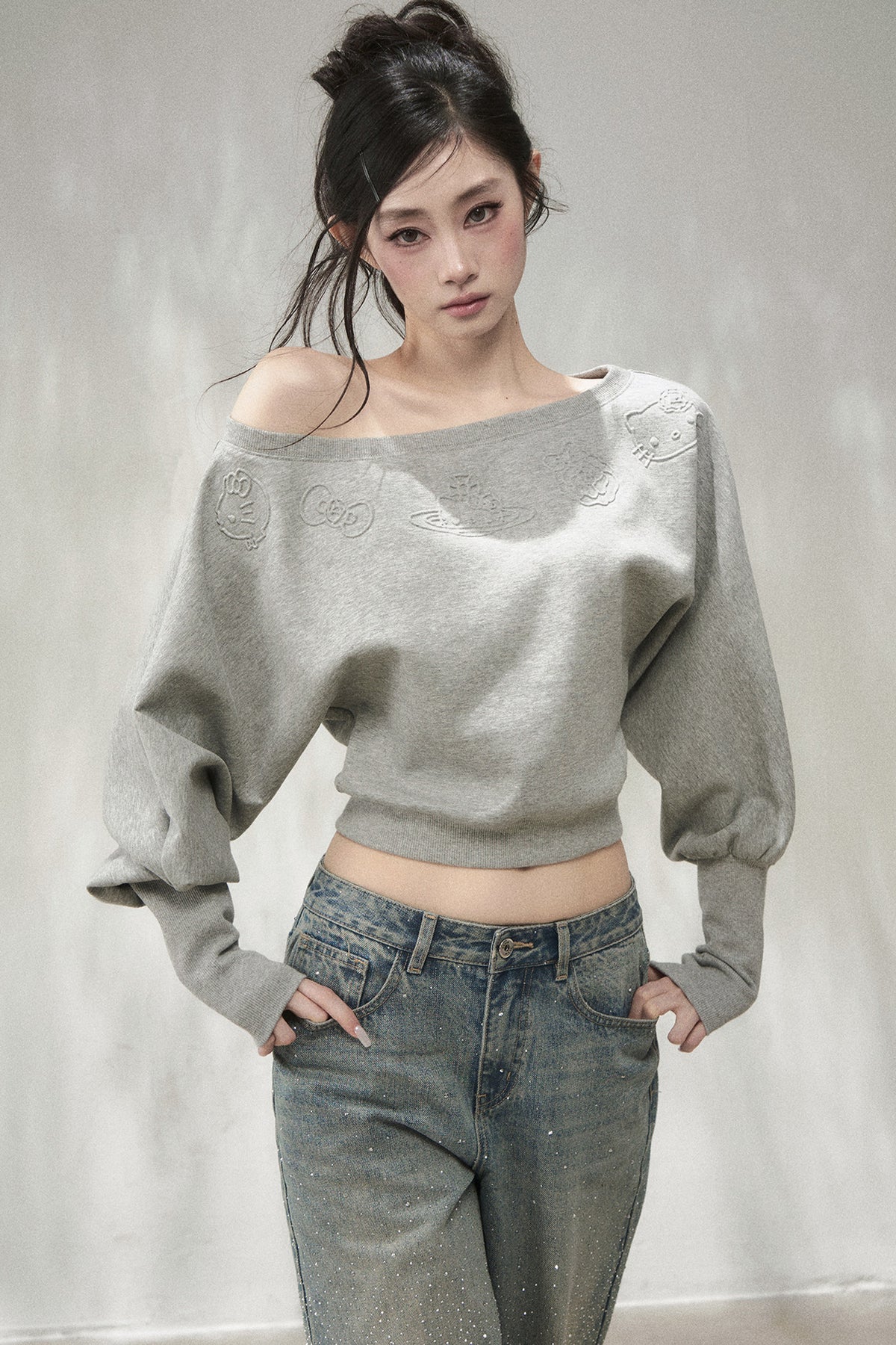 Geprägtes schulterfreies Crop-Sweatshirt mit Katze
