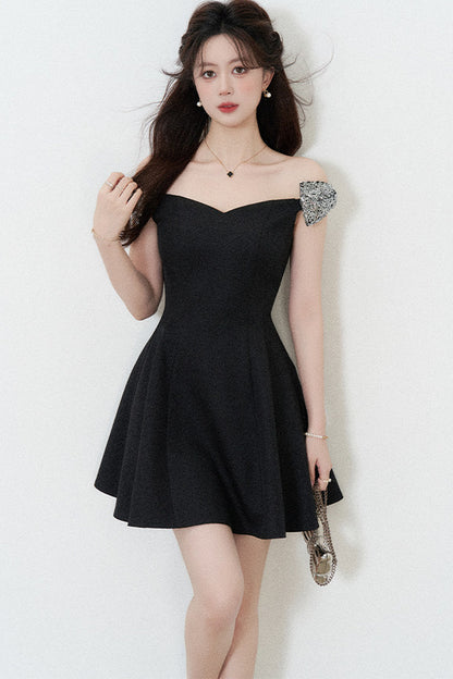 Schwarzes schulterfreies Kleid mit geraffter Taille