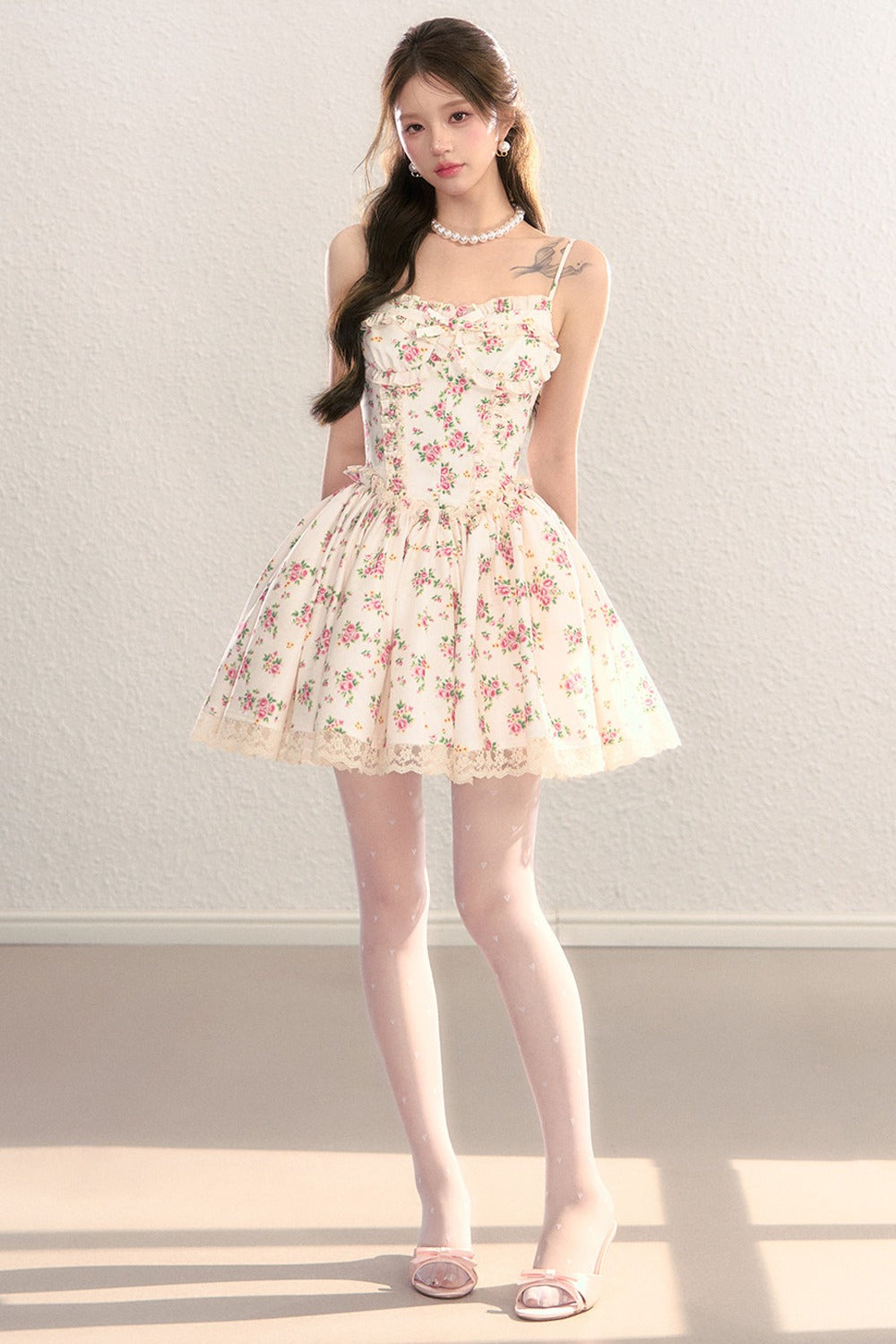 Vestido de princesa con estampado floral y cintura ceñida