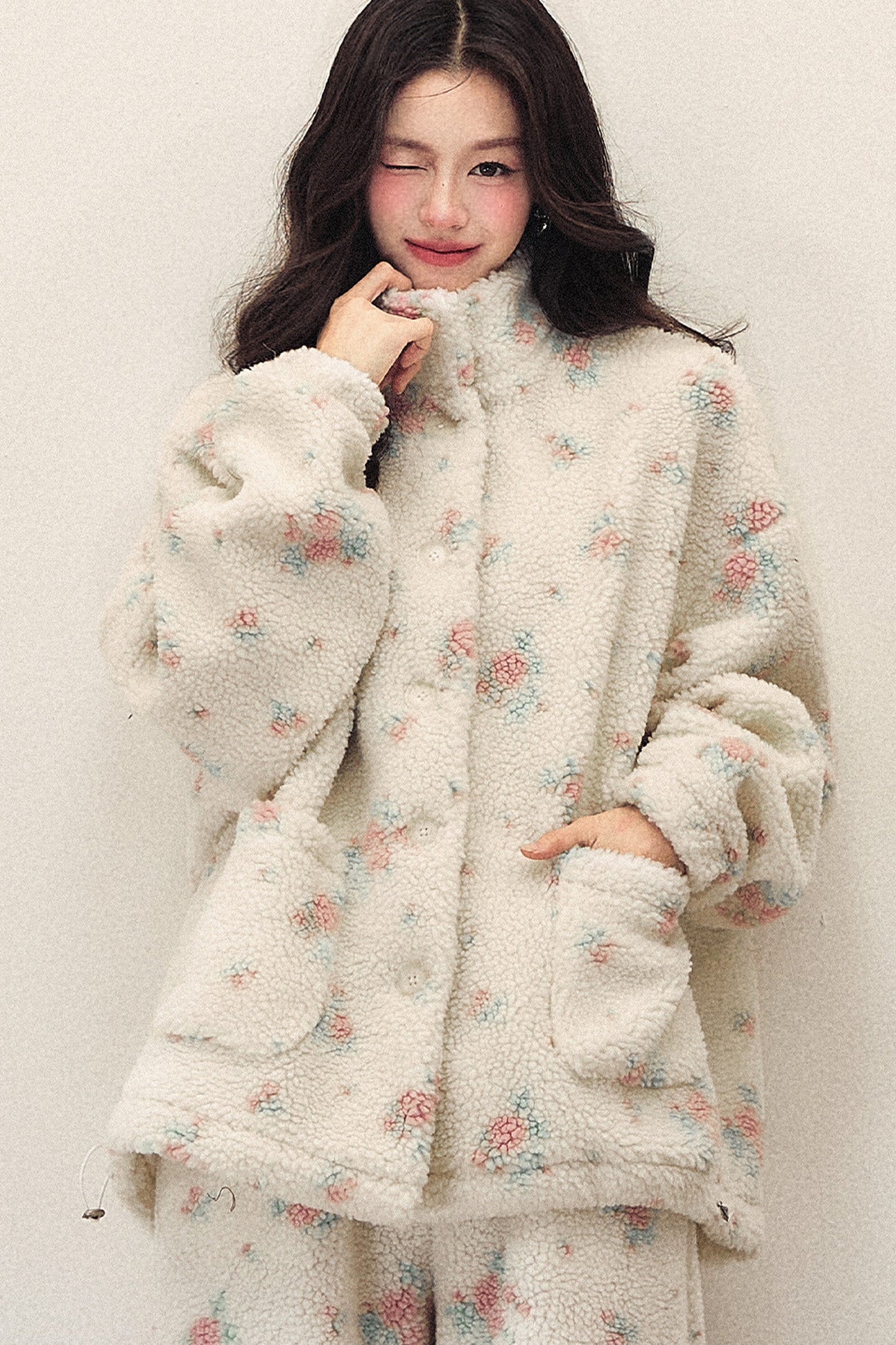 Blumen-Lammwolljacke und weite Hose mit elastischem Bund im Set