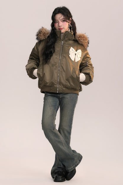 Chaqueta bomber con capucha de pelo y lazo