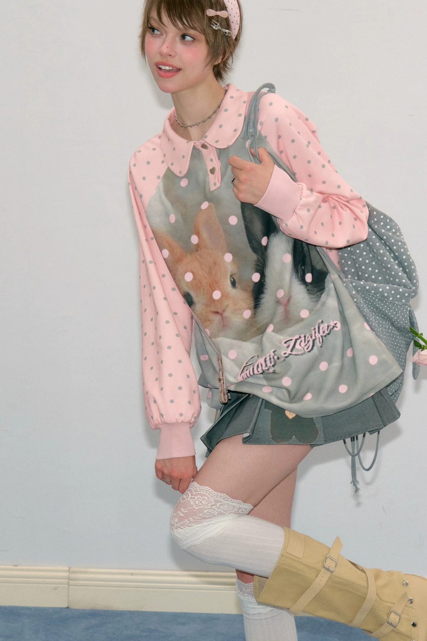 Camiseta rosa con estampado de conejo y lunares