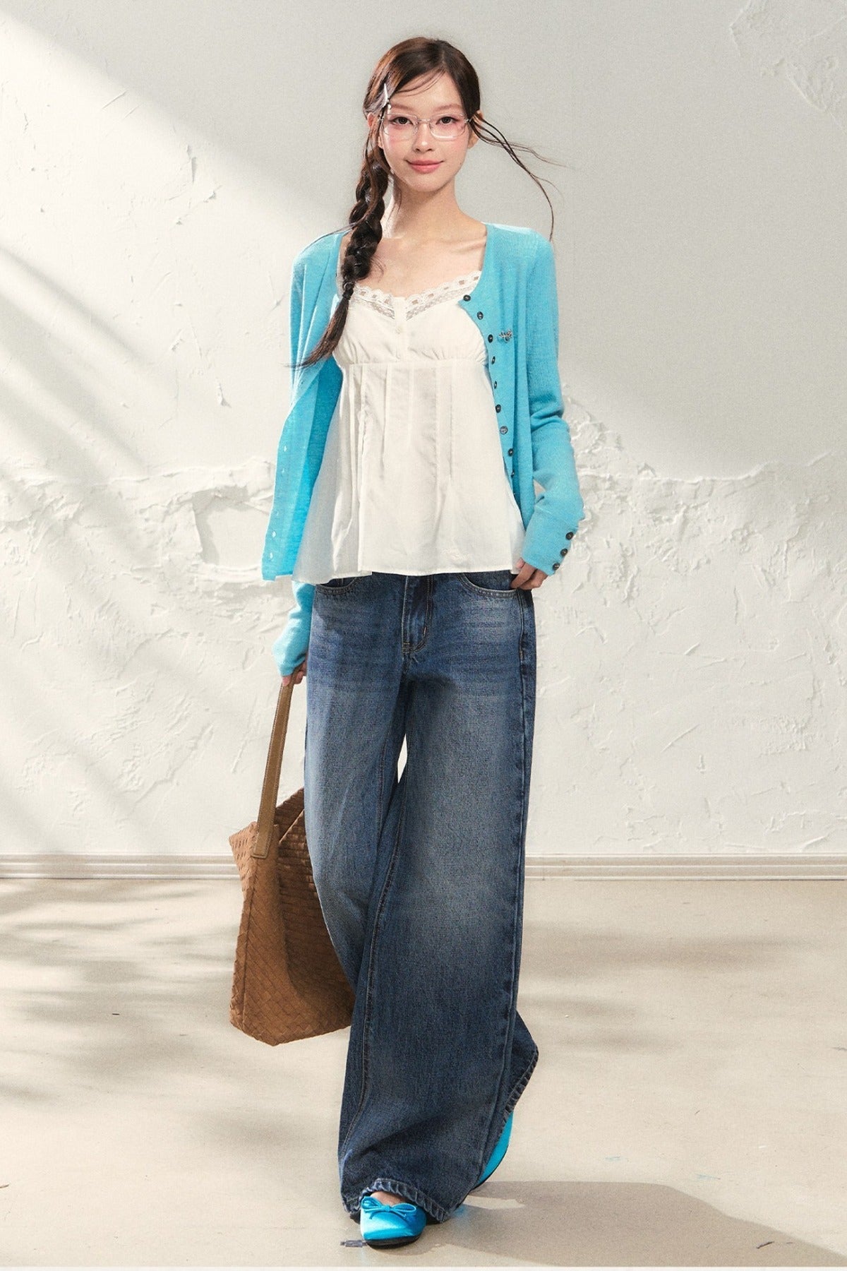 Ensemble blanc avec caraco en dentelle, cardigan et pantalon