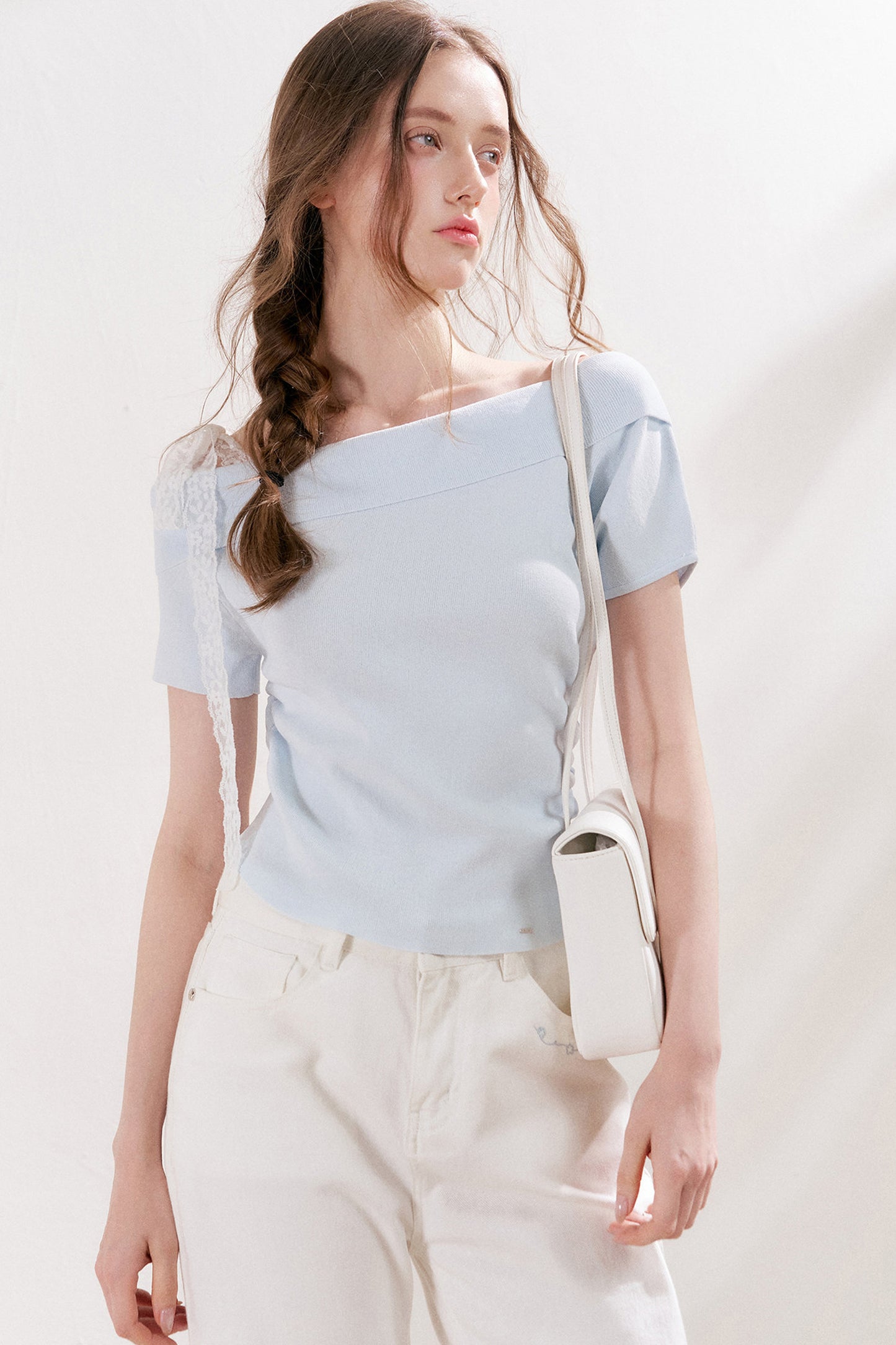 Top in maglia con spalle scoperte e fiocco in pizzo