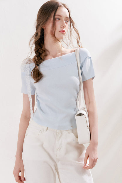 Top in maglia con spalle scoperte e fiocco in pizzo